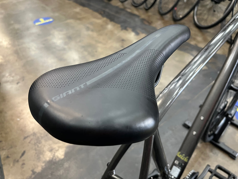 Giant Escape 3 Disc Shimano Tourney - Metallic Black 2022 USED