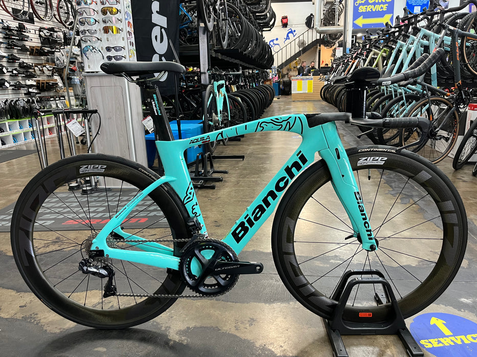 Bianchi Aquila CV Shimano Ultegra Di2 11 Speed - ZIPP 404 Firecrest Wheels - Celeste 2024