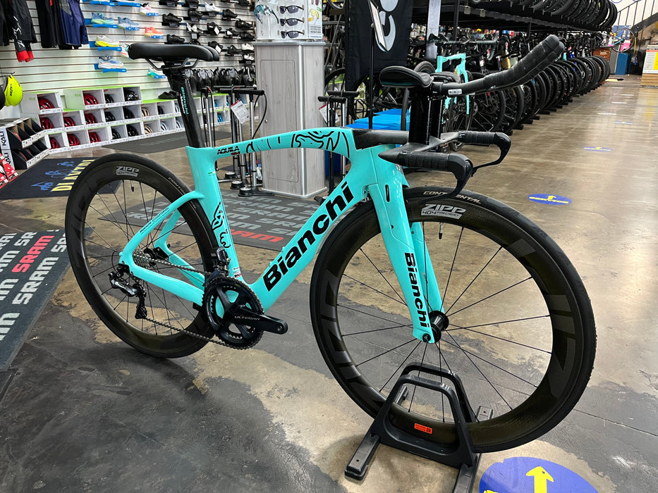 Bianchi Aquila CV Shimano Ultegra Di2 11 Speed - ZIPP 404 Firecrest Wheels - Celeste 2024
