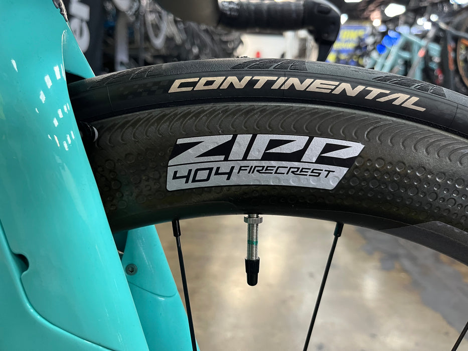 Bianchi Aquila CV Shimano Ultegra Di2 11 Speed - ZIPP 404 Firecrest Wheels - Celeste 2024