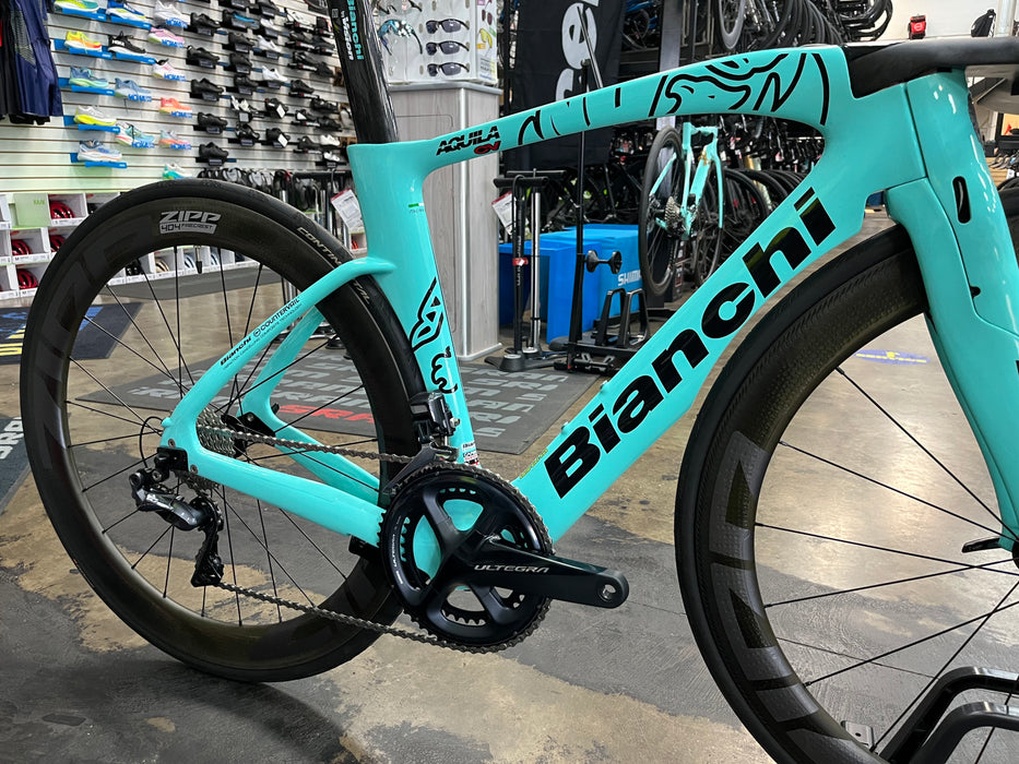 Bianchi Aquila CV Shimano Ultegra Di2 11 Speed - ZIPP 404 Firecrest Wheels - Celeste 2024