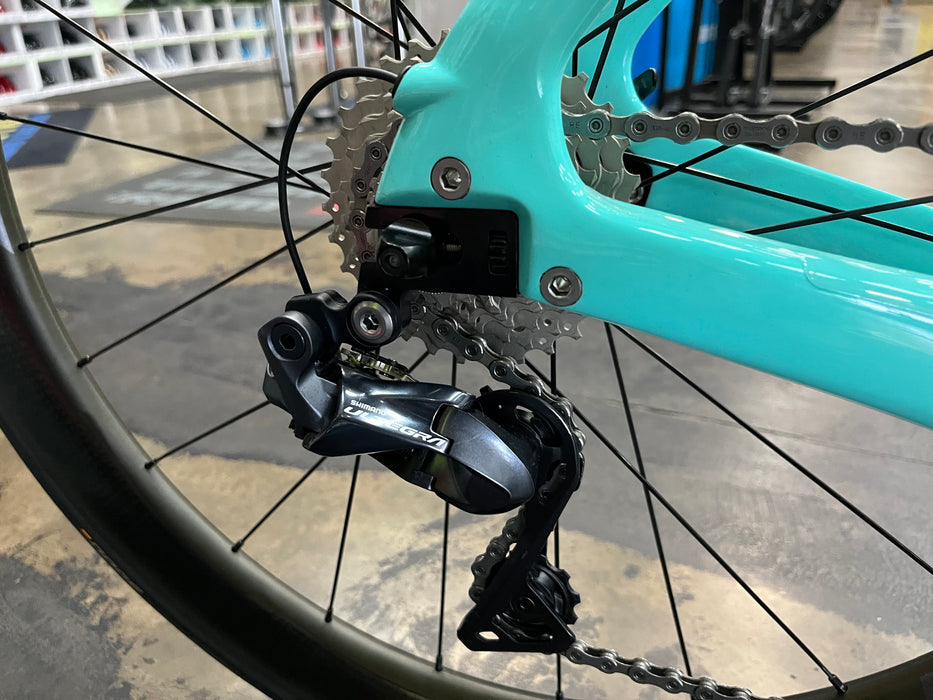 Bianchi Aquila CV Shimano Ultegra Di2 11 Speed - ZIPP 404 Firecrest Wheels - Celeste 2024