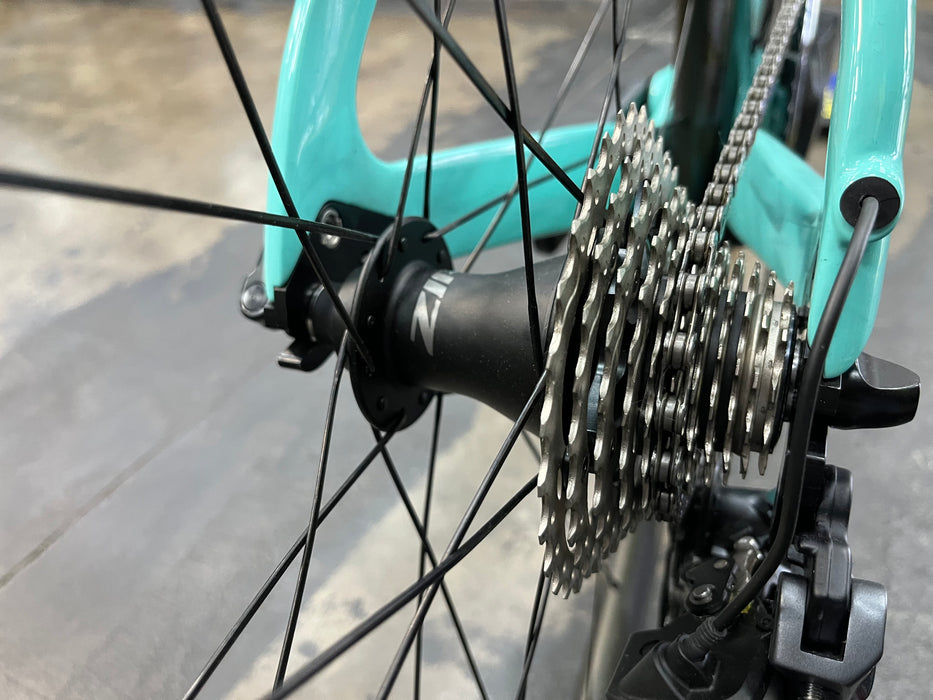 Bianchi Aquila CV Shimano Ultegra Di2 11 Speed - ZIPP 404 Firecrest Wheels - Celeste 2024