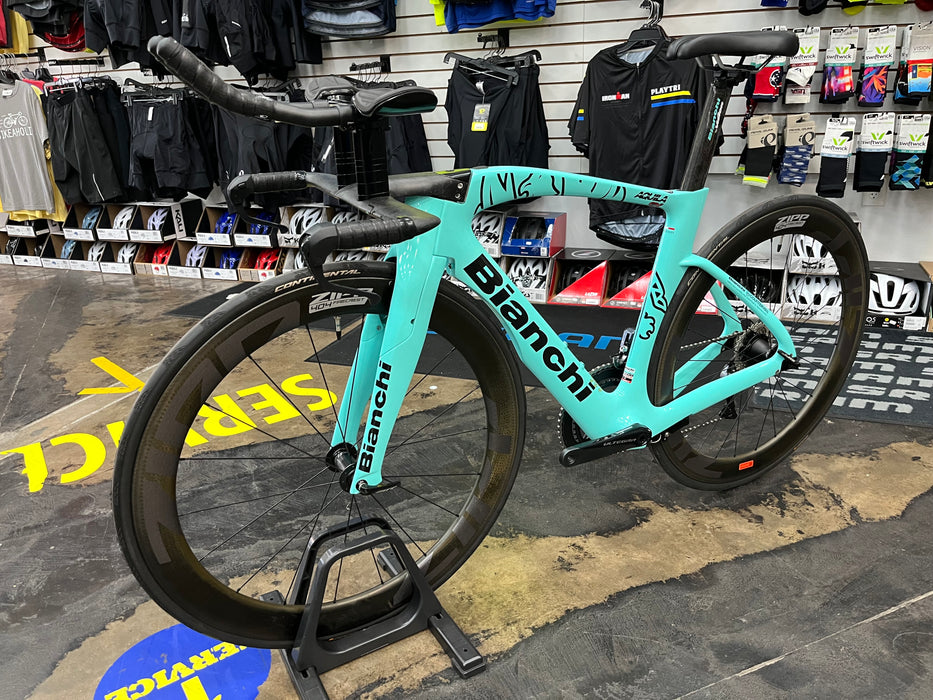 Bianchi Aquila CV Shimano Ultegra Di2 11 Speed - ZIPP 404 Firecrest Wheels - Celeste 2024