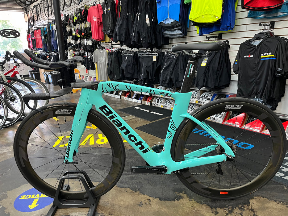 Bianchi Aquila CV Shimano Ultegra Di2 11 Speed - ZIPP 404 Firecrest Wheels - Celeste 2024