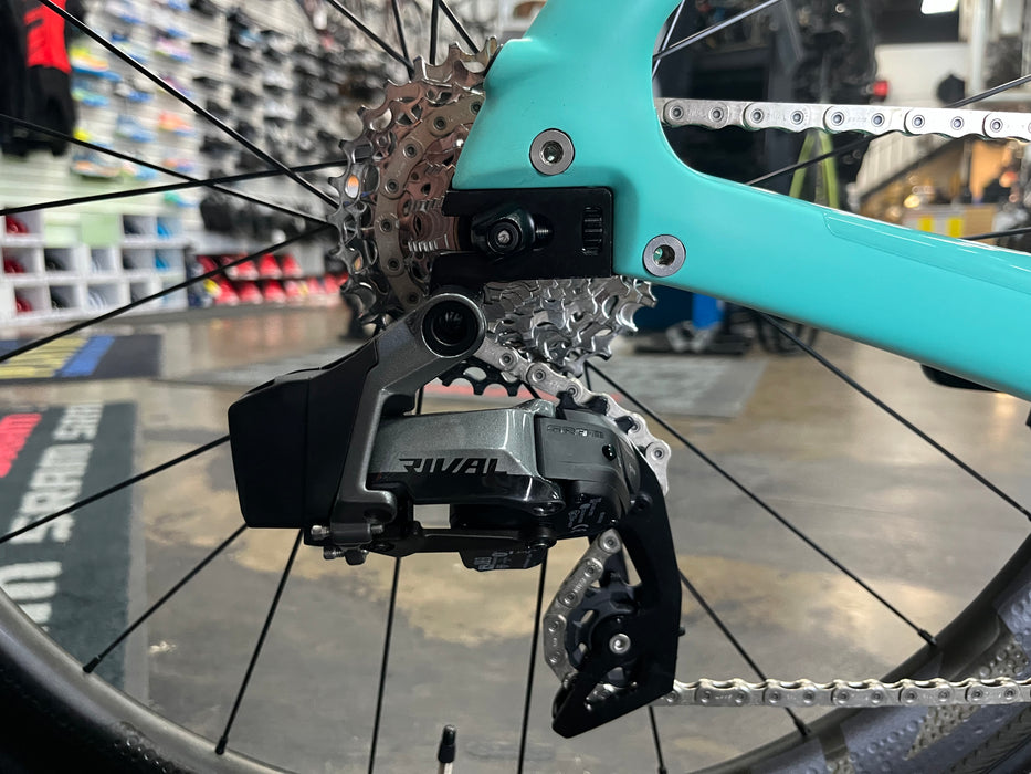 Bianchi Aquila CV SRAM Rival eTap AXS ZIPP 404 Firecrest Wheels - Celeste 2024