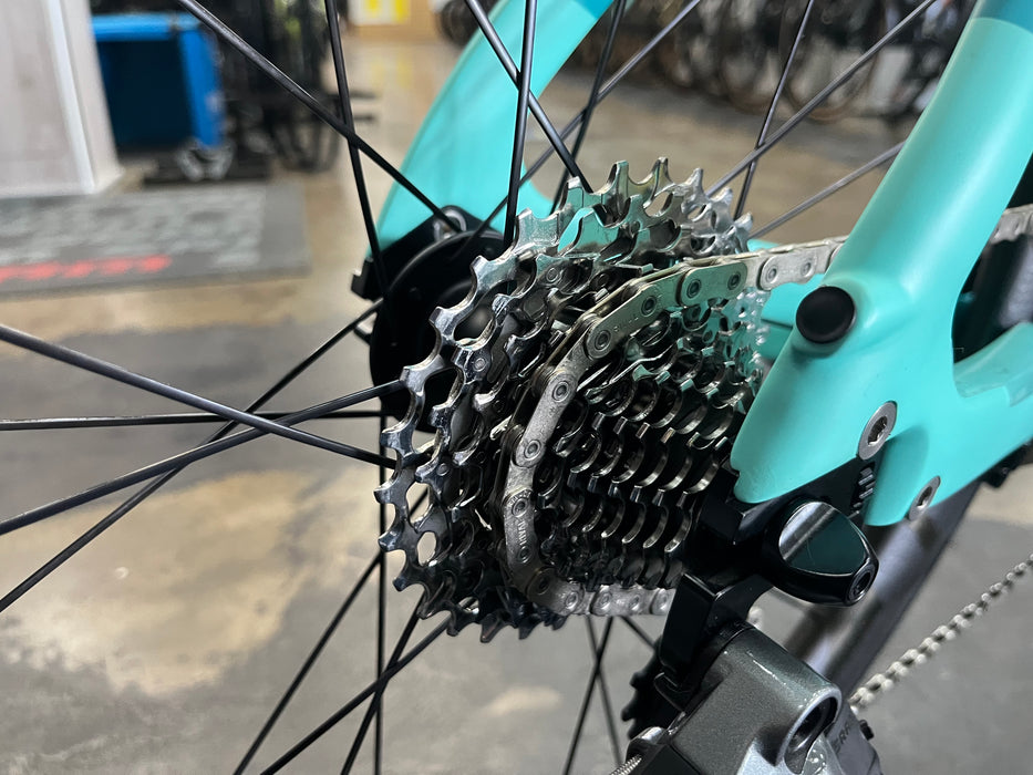 Bianchi Aquila CV SRAM Rival eTap AXS ZIPP 404 Firecrest Wheels - Celeste 2024