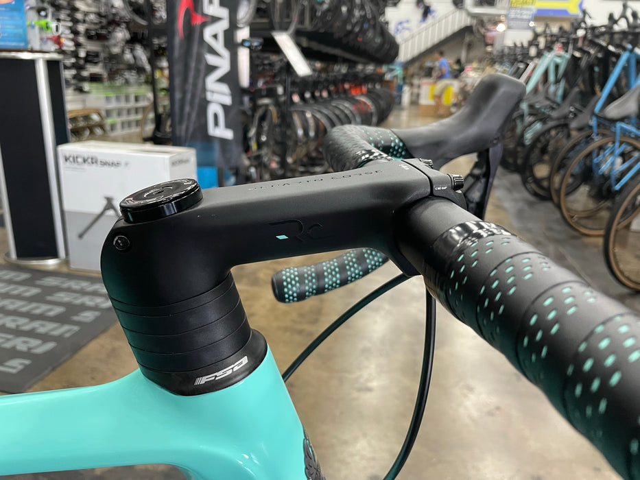 Bianchi Infinito Disc Ultegra Di2 12-Speed - Celeste/Dark Turquoise 2025