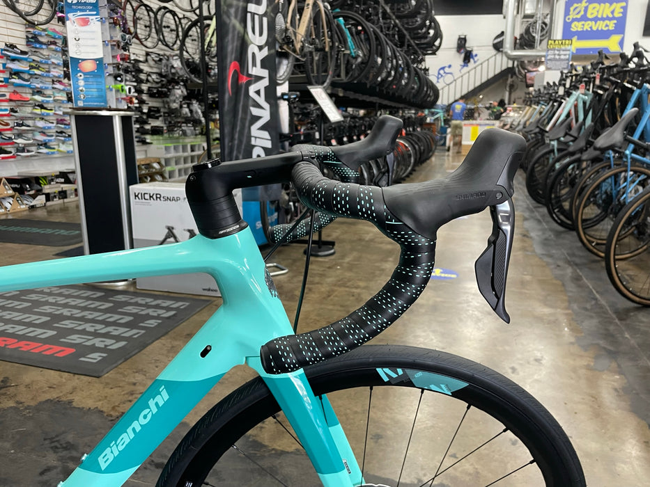 Bianchi Infinito Disc Ultegra Di2 12-Speed - Celeste/Dark Turquoise 2025